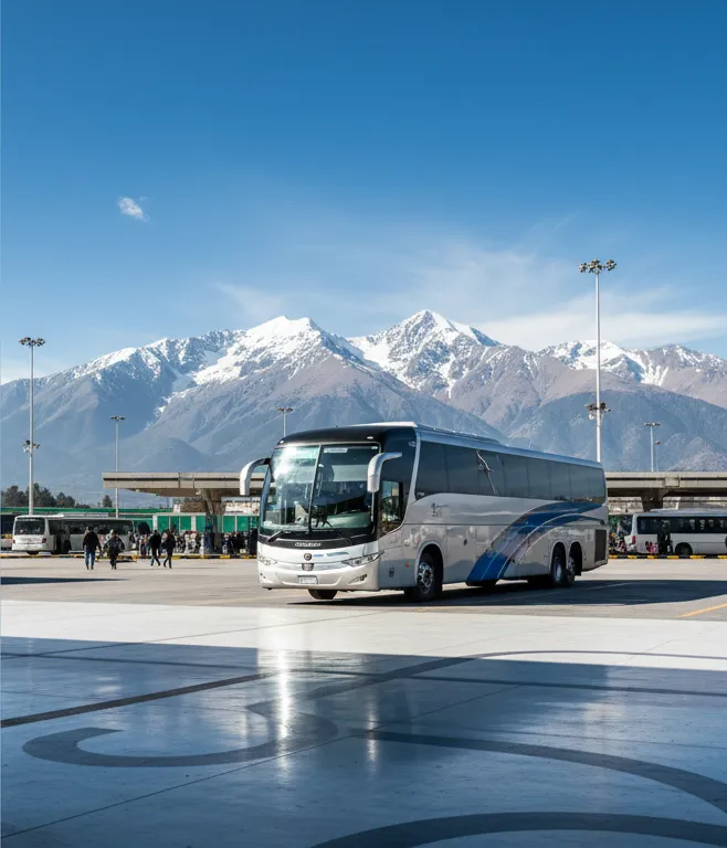 Bus de larga distancia en una terminal sudamericana