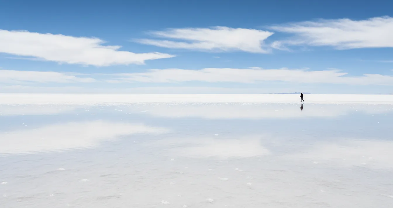 El salar de Uyuni reflejando el cielo